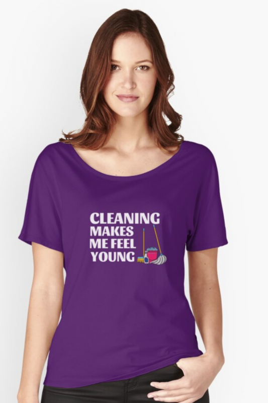 Makes Me Feel Young Savvy Cleaner Funny Cleaning Shirts Relaxed Fit Scoop T-Shirt
